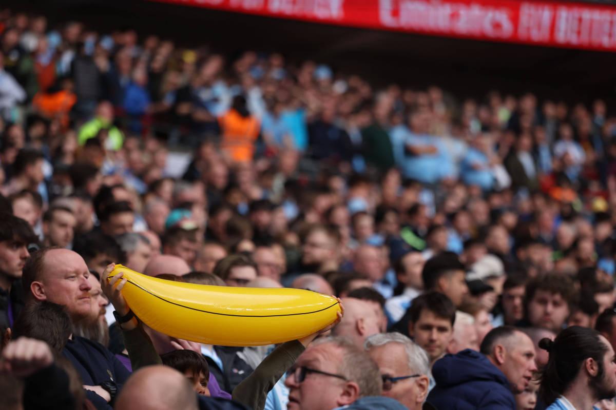 Manchester City și tradiția cu banane gonfabile în tribune