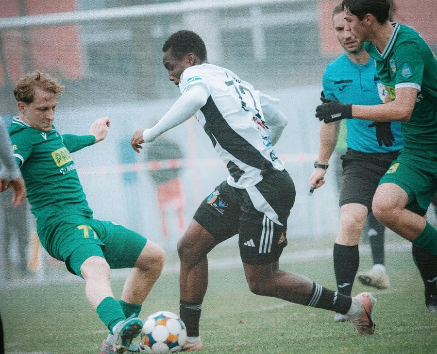Quadri Taiwo a prins doar două partide oficiale în tricoul lui U Cluj, dar prestațiile sale spectaculoase din liga secundă l-ar putea propulsa deja spre o formație din Occident. Foto: facebook U Cluj Pregătesc 1,8 milioane de euro pentru golgeterul-surpriză din Liga 2!