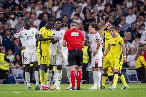 Jucătorii lui Real Madrid, în alb, protestează în fața arbitrului, în meciul cu Villarreal (1-0) / Foto: Imago
