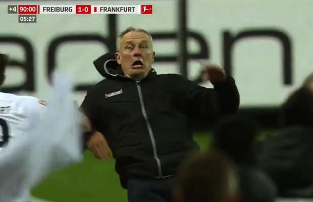 FREIBURG - FRANKFURT 1-0 // VIDEO Imaginile anului vin din Bundesliga » Antrenorul Christian Streich a fost LOVIT VIOLENT de căpitanul advers!