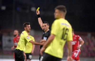 Ioanițoaia: „Vassaras încasează 8.500 de euro pe lună și se bate cu pumnii în piept că arbitrajul păstorit de el stă pe cai mari. Stă pe dracu’!”
