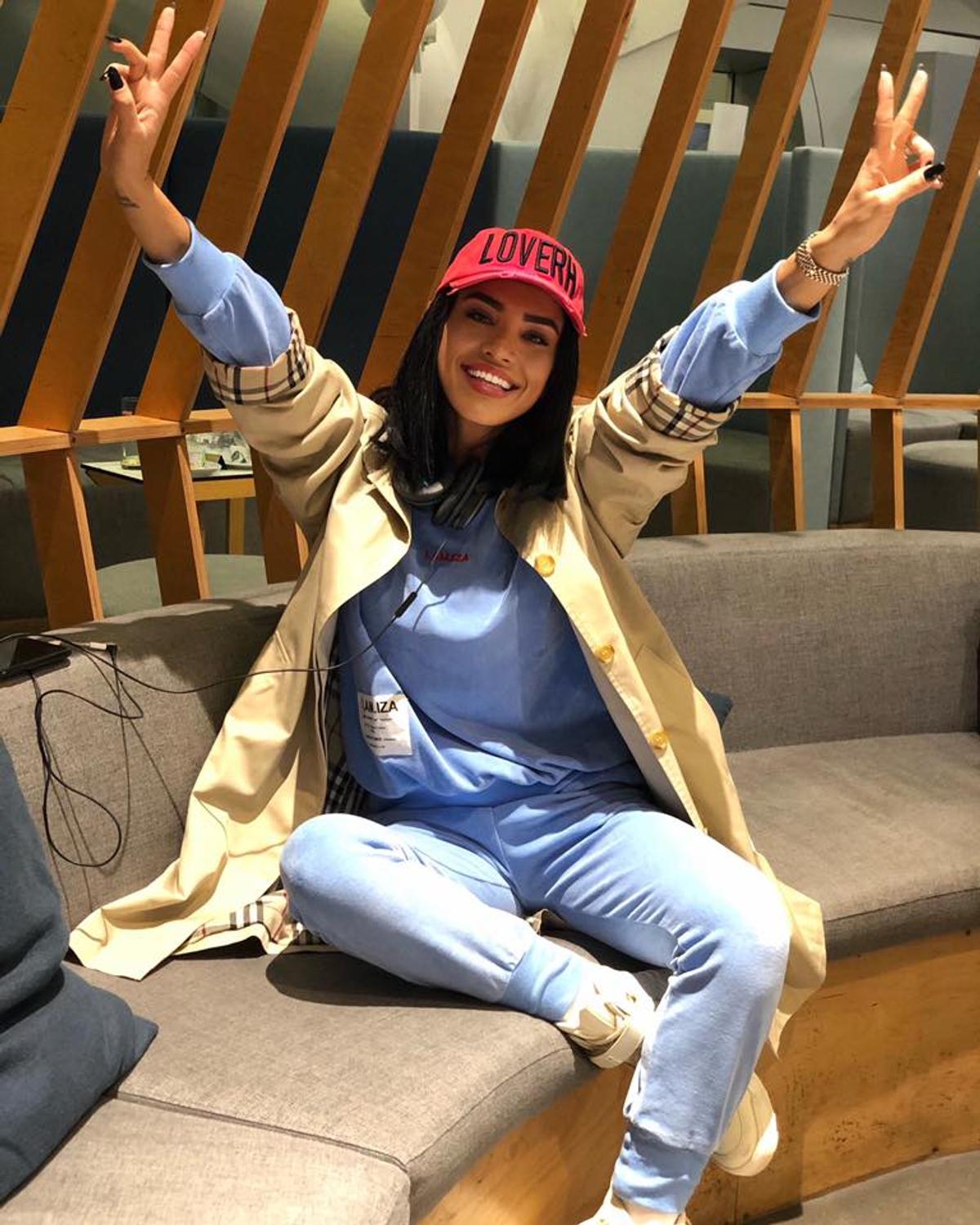 FOTO Adelina Pestrițu, selfie de peste 100.000 de like-uri cu Kim Kardashian » Românca a fost premiată la People's Choice Awards