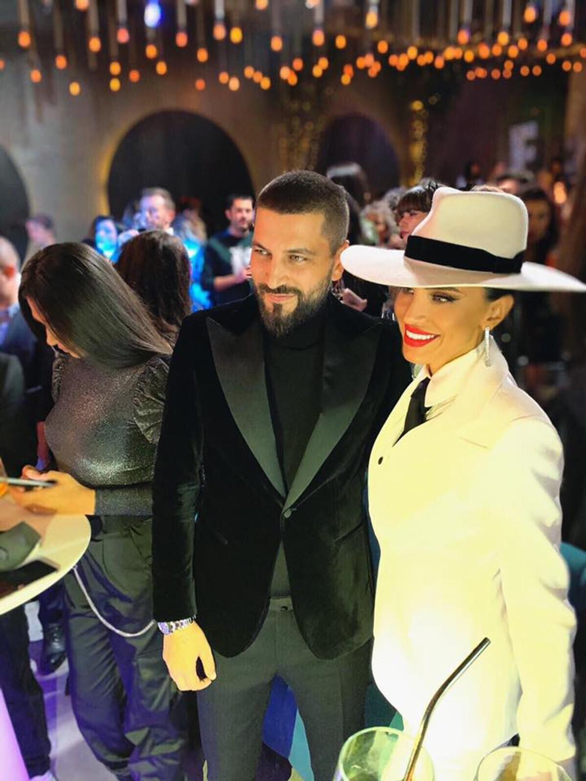 FOTO Adelina Pestrițu, selfie de peste 100.000 de like-uri cu Kim Kardashian » Românca a fost premiată la People's Choice Awards