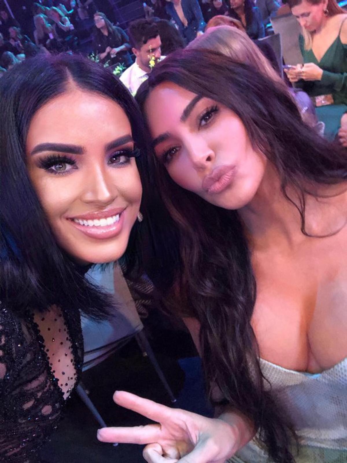 FOTO Adelina Pestrițu, selfie de peste 100.000 de like-uri cu Kim Kardashian » Românca a fost premiată la People's Choice Awards