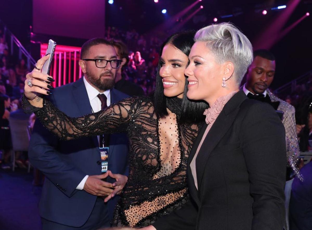 FOTO Adelina Pestrițu, selfie de peste 100.000 de like-uri cu Kim Kardashian » Românca a fost premiată la People's Choice Awards