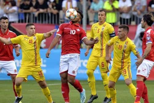 Mihai Bordeianu (al doilea din dreapta), la singurul său meci ca titular în echipa națională: România - Malta 1-0