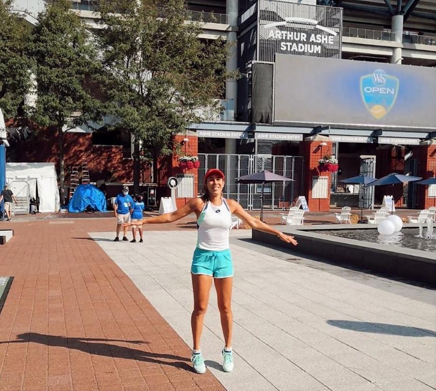 Mihaela Buzărnescu în complexul de la Flushing Meadows, înainte de startul US Open EXCLUSIV „M-am uitat imediat după zboruri” » Mihaela Buzărnescu povestește cum a fost revenirea după aproape un an fără meciuri, ce i-a mers bine și ce a dezamăgit-o