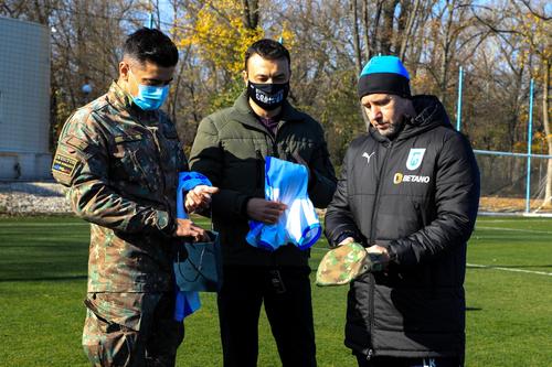 De Ziua Veteranilor, Reghecampf a primit de la caporalul-erou Cristian-Marius Cănuci o capelă militară, foto: CS Universitatea Craiova