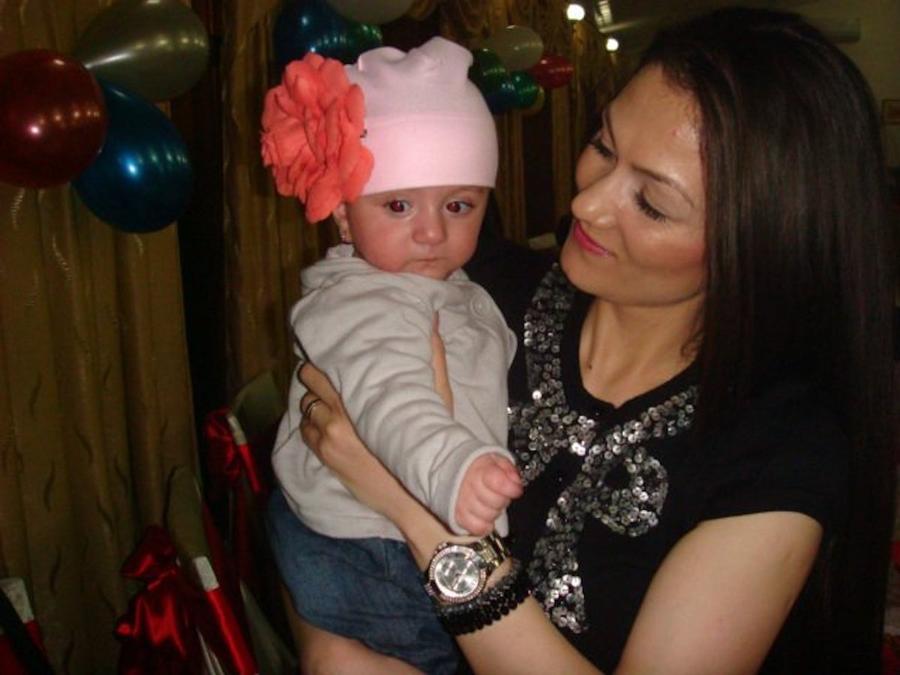 Soția lui Farmache și Rebecca, fetița care a supraviețuit sarcinii cu probleme Drama neștiută din viața unui fundaș de Liga 1: „Trebuia să avem două fetițe gemene. Una dintre ele a murit”