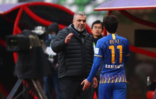 Cosmin Olăroiu, antrenorul în vârstă de 52 de ani, va câștiga 5 milioane de euro pe sezon la Sharjah FC, foto: Imago