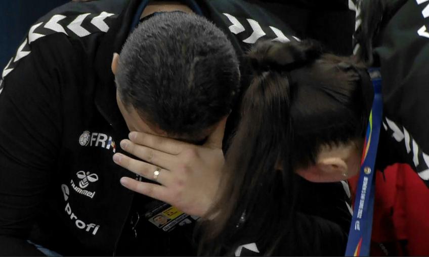 La finalul partidei România - Spania, scor 28-27, selecționerul Florentin Pera, 42 de ani, a fost copleșit de emoții / Capturi: digisport.ro