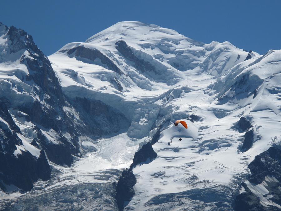 Mont Blanc, vârful de 4.808 metri, cel mai înalt vârf din acea parte de Europă, al doilea după Elbrus Paradis pe Mont Blanc