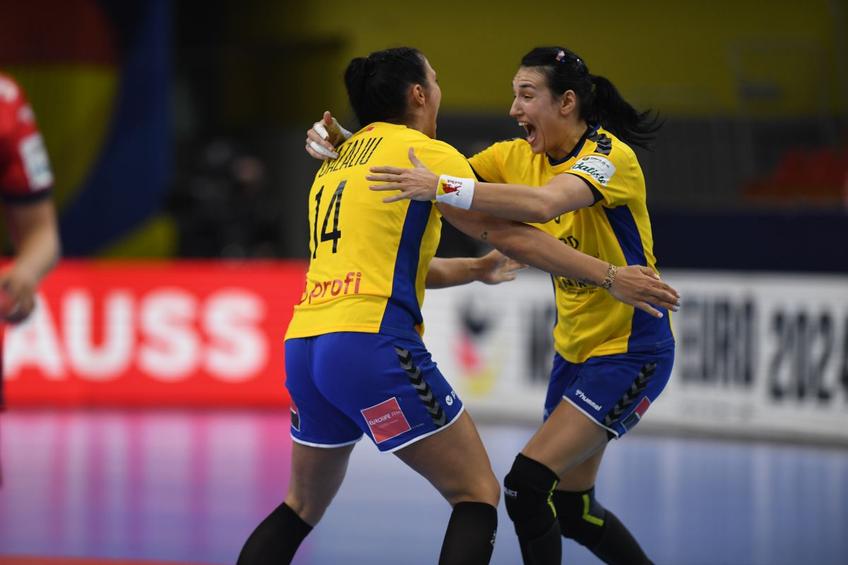 România a învins-o pe Spania, 28-27, în primul meci din grupa principală II a Campionatului European de handbal feminin. Totuși, șansele „tricolorelor” la semifinale rămân mici