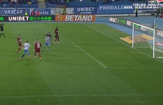 Fază neverosimilă în Poli Iași - CFR Cluj » CINCI șuturi consecutive, inclusiv o ratare cu poarta goală