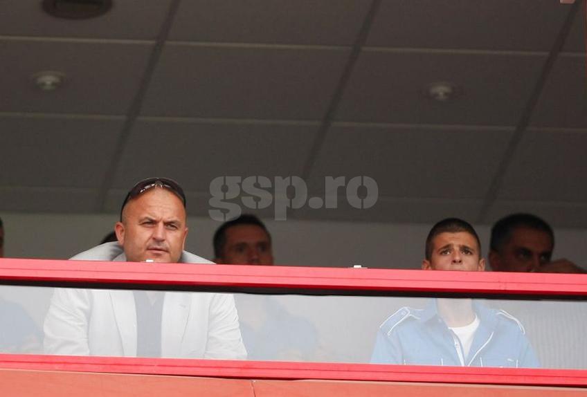Adrian Mititelu Jr. (26 de ani) a fost mereu aproape de echipa tatălui său. Mărturie sunt imaginile din arhiva Gazetei, de la un Steaua - Universitatea Craiova, scor 2-1, pe 31 iulie 2010.