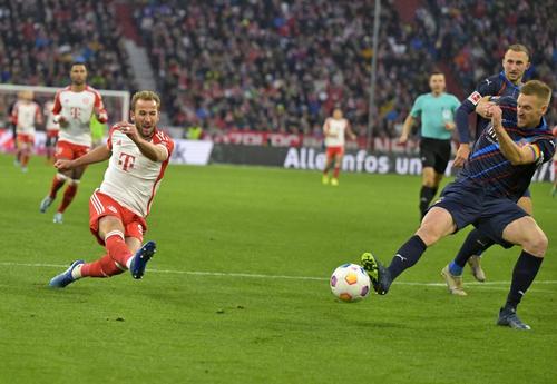 Harry Kane șutează spre poarta lui Heidenheim / Foto Imago
