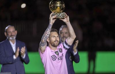 „Noapte de aur” » Lionel Messi le-a prezentat fanilor lui Inter Miami Balonul de Aur: „La anul vom lupta pentru titlu”
