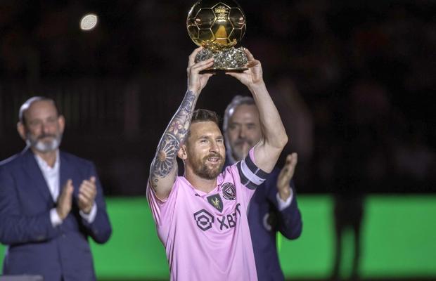 „Noapte de aur” » Lionel Messi le-a prezentat fanilor lui Inter Miami Balonul de Aur: „La anul vom lupta pentru titlu”