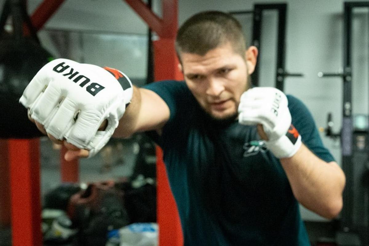 Variantă-surpriză: supercampionul rus Khabib Nurmagomedov ar putea debuta în fotbal!