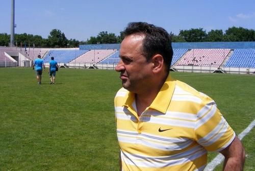 Fostul atacant al Stelei, Viorel Ion (56 de ani), a suferit un accident vascular cerebral. El a fost transportat de urgență la spitalul Micro 14 din Buzău, iar starea lui este stabilă.