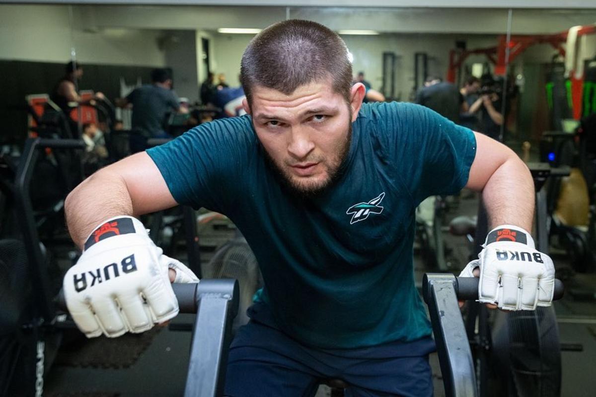 Variantă-surpriză: supercampionul rus Khabib Nurmagomedov ar putea debuta în fotbal!