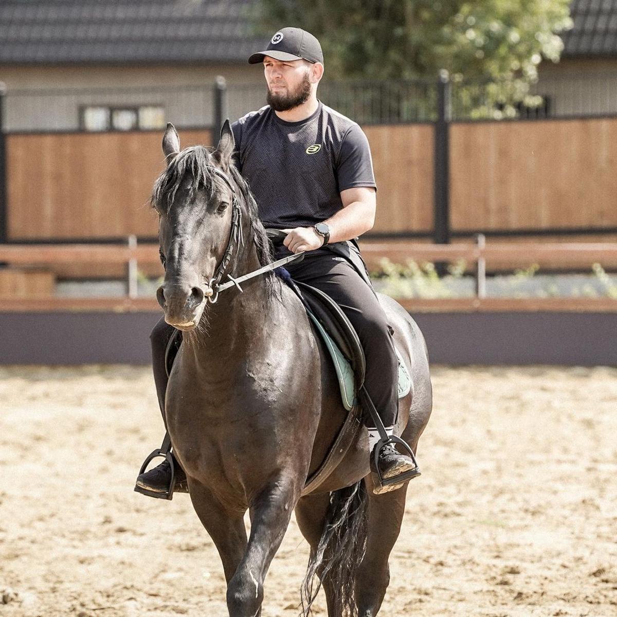 Variantă-surpriză: supercampionul rus Khabib Nurmagomedov ar putea debuta în fotbal!