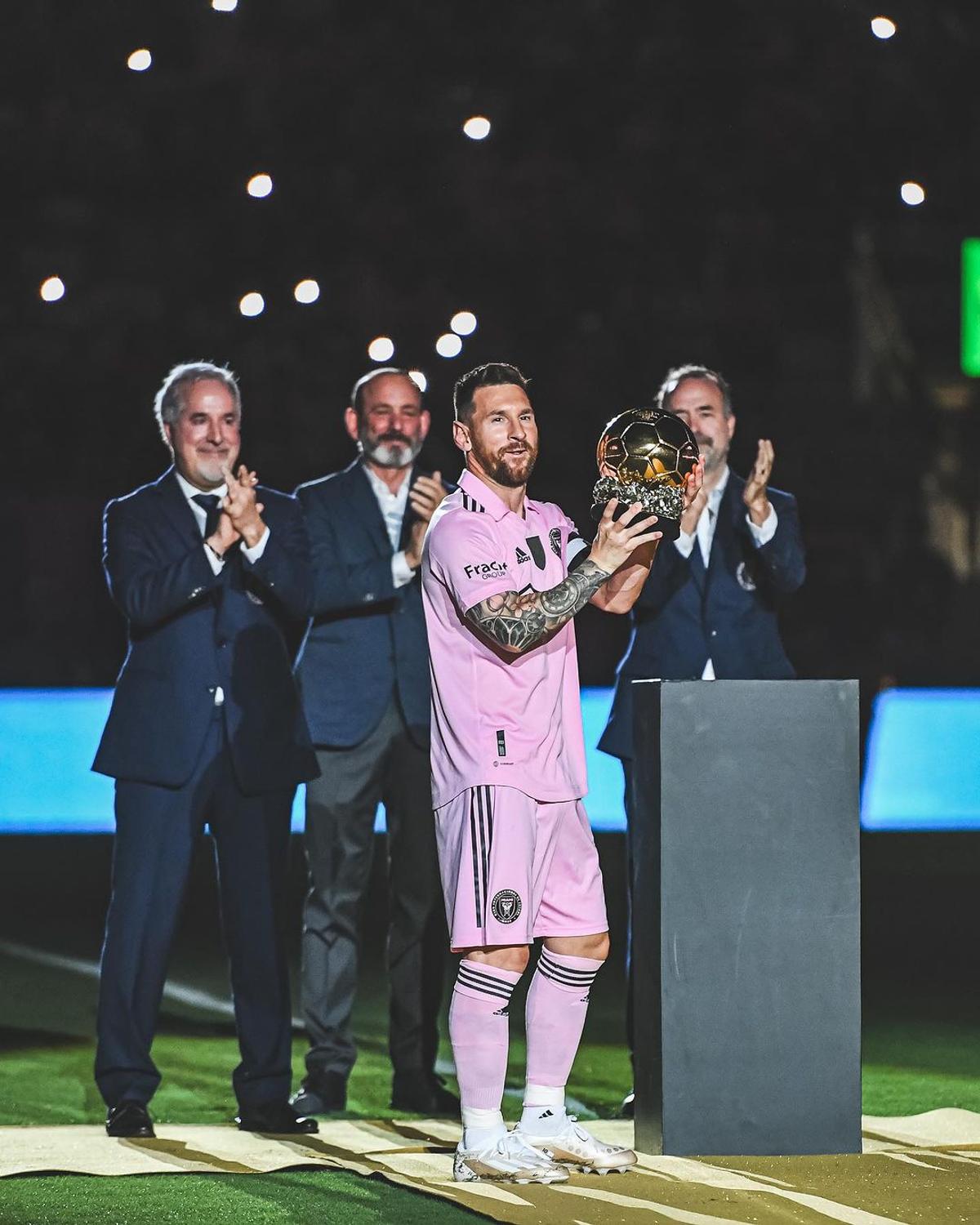 „Noapte de aur” » Lionel Messi le-a prezentat fanilor lui Inter Miami Balonul de Aur: „La anul vom lupta pentru titlu”