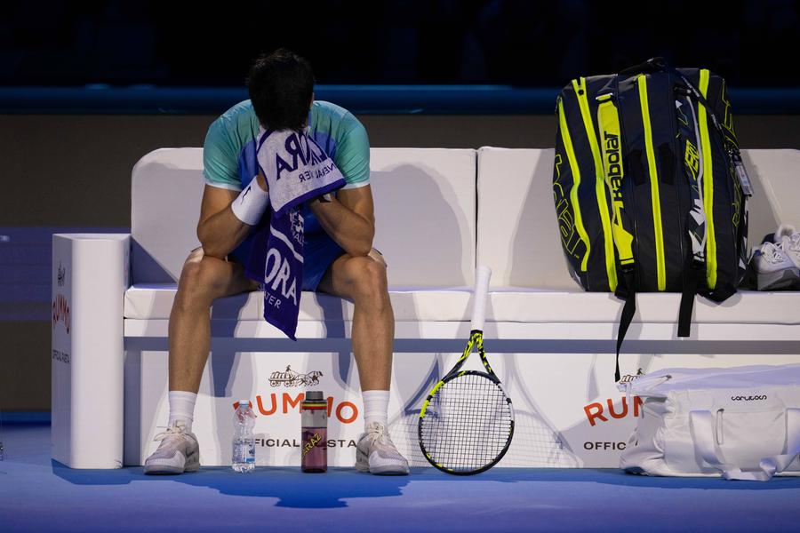 Carlos Alcaraz epuizat pe bancă FOTO Imago Images Rezultat surpriză la ATP Finals » Carlos Alcaraz a fost învins de Casper Ruud