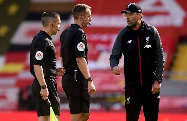 Un arbitru din Premier League, suspendat din cauza unui clip controversat » Ar rosti jigniri scandaloase la adresa lui Liverpool și a lui Klopp: „Este o echipă de rahat, cu managerul p****i!”