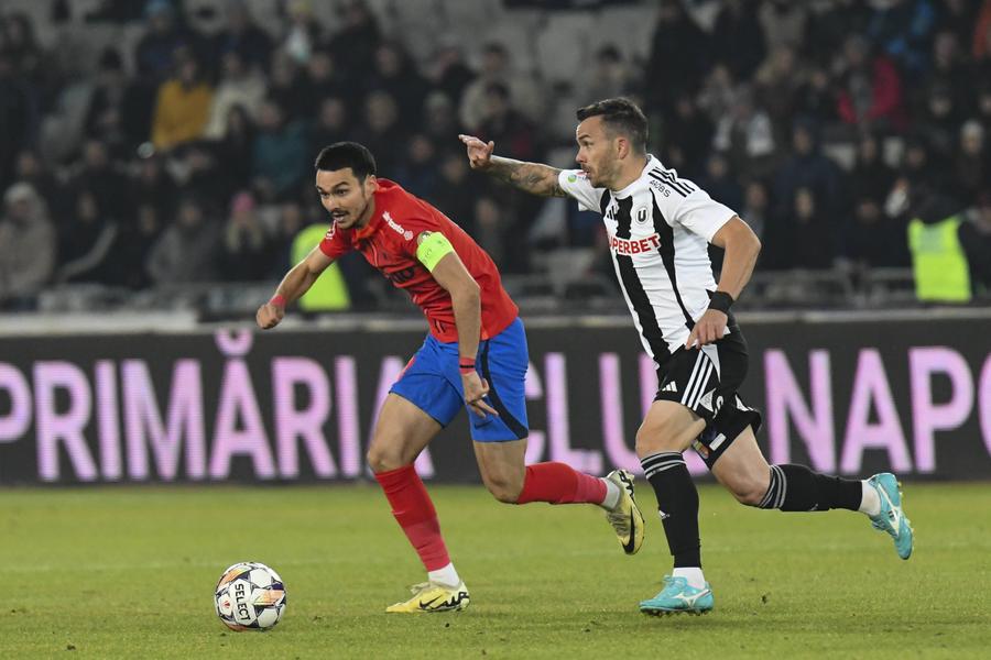 Adrian Șut, în duel cu Dan Nistor, în U Cluj - FCSB // foto: Imago Images Secretul celor de la FCSB în victoria de la Cluj: „El a fost jucătorul-cheie” + Fotbalistul care a greșit la golul primit de campioană: „Poziționare foarte proastă”