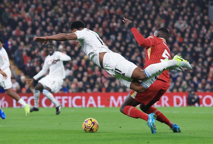 Ibrahima Konate l-a făcut zburător pe Ollie Watkins, în meciul cu Aston Villa (2-0) / Foto: Imago Jucătorul lui Liverpool a cerut mărire de salariu cu 145% ca să prelungească acordul!