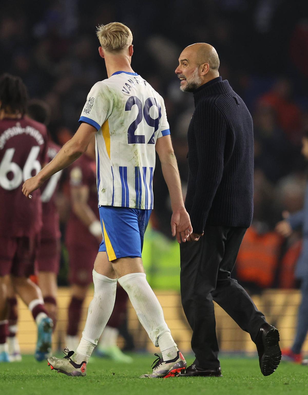Pep Guardiola, dialog cu Jan Paul van Hecke după Brighton - Manchester City