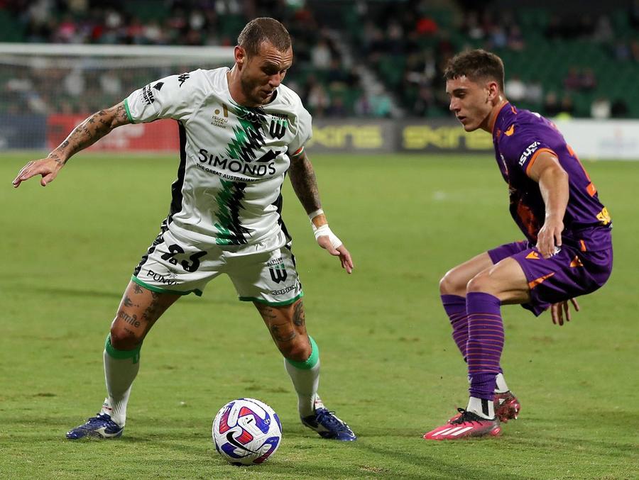 Alessandro Diamanti (în alb), într-un meci jucat pentru Western United contra lui Perth Glory în primăvara anului 2023 / Foto: Imago Joac-o p-asta, Budi! Fostul internațional italian „a rupt” internetul cu execuția de la antrenament
