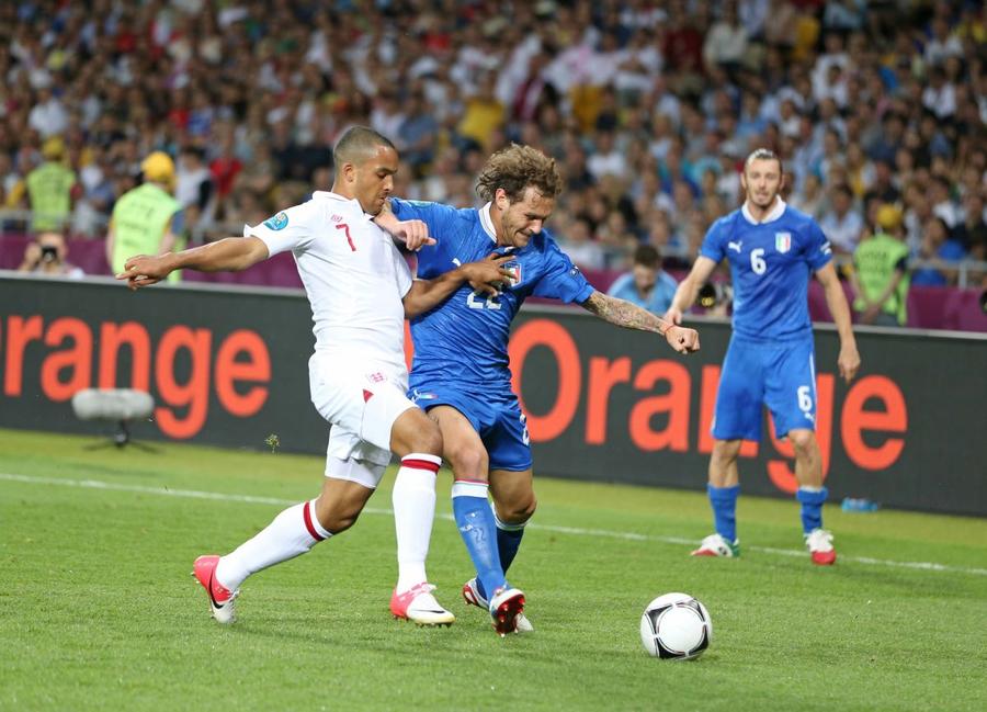 Alessandro Diamanti, în duel cu Theo Walcott, în meciul Italia - Anglia de la Euro 2012 / Foto; Imago Joac-o p-asta, Budi! Fostul internațional italian „a rupt” internetul cu execuția de la antrenament
