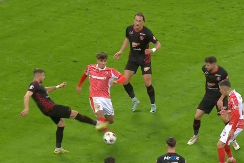 Eroare de arbitraj la Dinamo - Csikszereda. Musi a simulat în careu // foto: captură Prima Sport 1