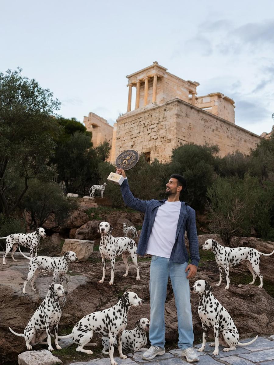 Novak Djokovic, fotografiat cu niște câini dalmațieni/Foto: Instagram (Novak Djokovic) Novak Djokovic a sărbătorit titlul 101 cu niște dalmațieni și a încântat-o pe Nadia Comăneci: „Îmi place enorm!”