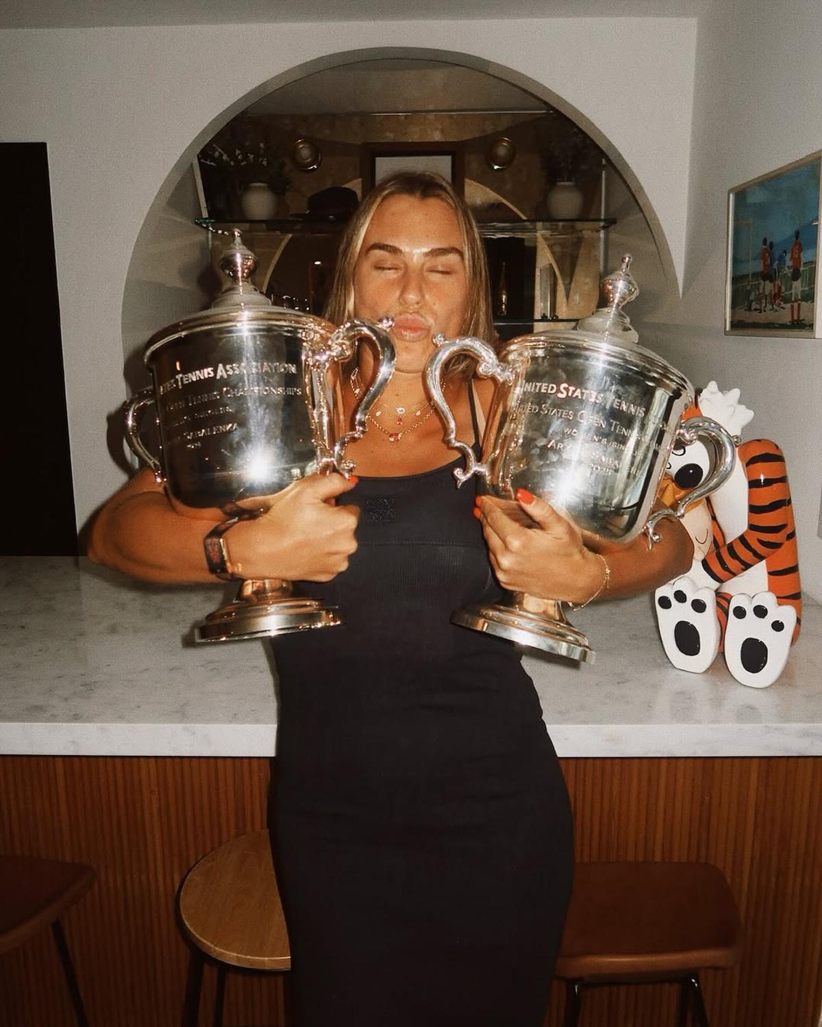Aryna Sabalenka a pozat pentru Time, pe tocuri și în costum de baie, pe un teren de baschet