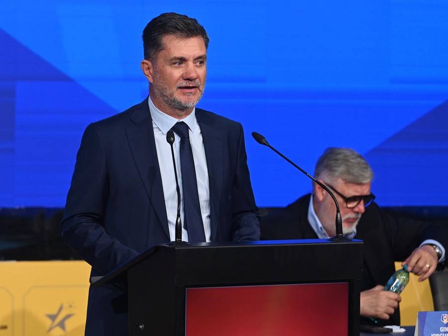 Lucian Burchel, directorul Școlii Federale de Antrenori. Foto: sportpictures.eu Prezent la „Prietenii lui Ovidiu”, Săpunaru a luat în vizor un om-cheie din fotbalul românesc: „Nu poți să tratezi așa pe toată lumea! Ai 500-600 de meciuri și vine unul să-ți spună...”