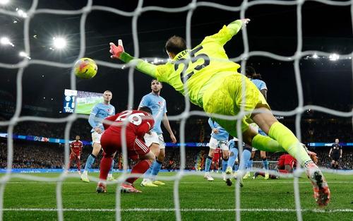 Andy Robertson (nr. 26), aflat în ofsaid, se lasă pentru ca mingea expediată cu capul de Van Dijk să treacă nestingherită