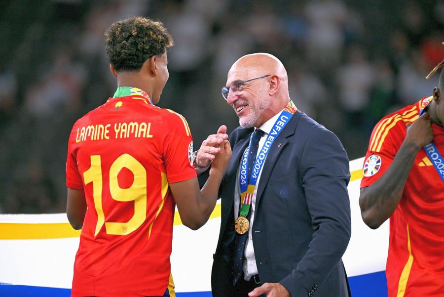Lamine Yamal și selecționerul Luis de la Fuente / FOTO: Imago Images Fostul selecționer intervine în scandalul momentului: „Cariera lui Lamine Yamal nu va dura mult, dacă nu schimbă”
