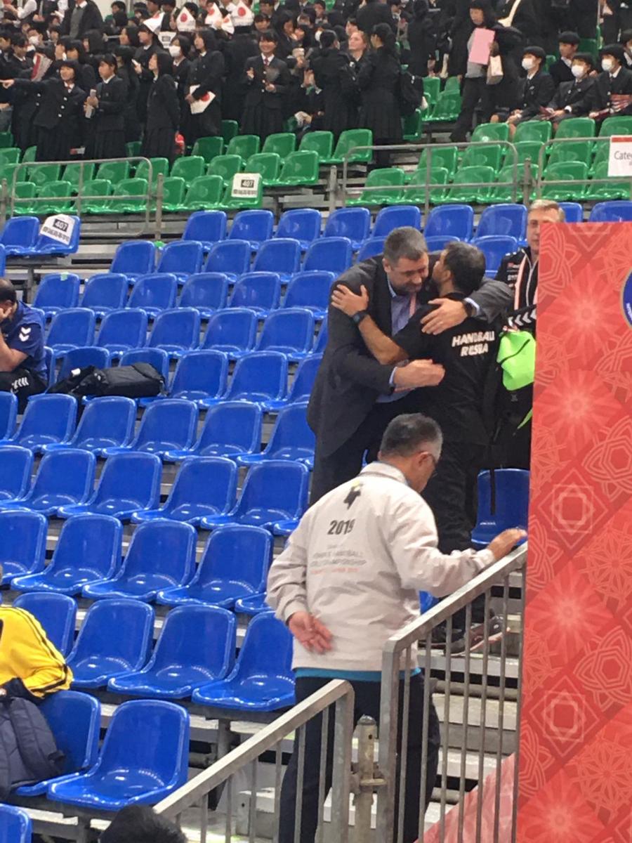 CM DE HANDBAL // CORESPONDENȚĂ DIN JAPONIA Împăcare Martin Ambros - Alexandru Dedu! Au bătut palma azi, în Japonia, după victoria Rusiei