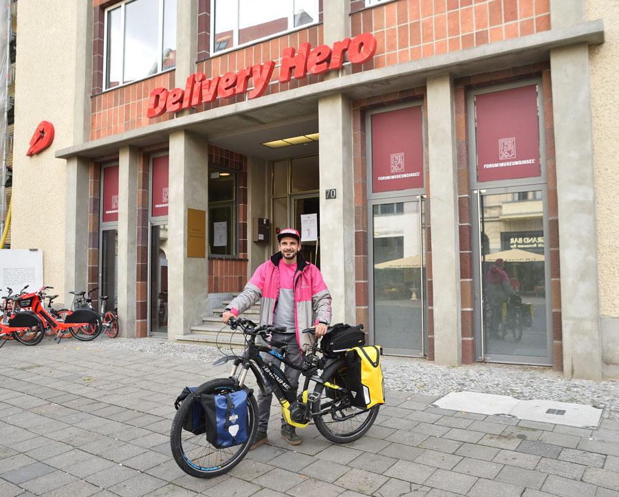 „E fain să fii livrator și în alte orașe europene, dar este la fel de fain și acasă”. Aventura unui livrator foodpanda prin Europa, pe bicicletă