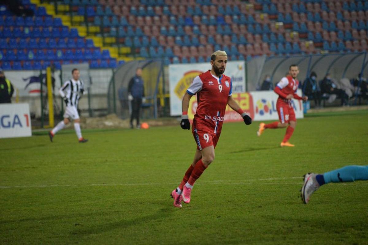 FOTO Ce nu s-a văzut la TV » Moment stânjenitor, la debut, cu noua vedetă de la FC Botoșani, sirianul adus să vândă tricouri!