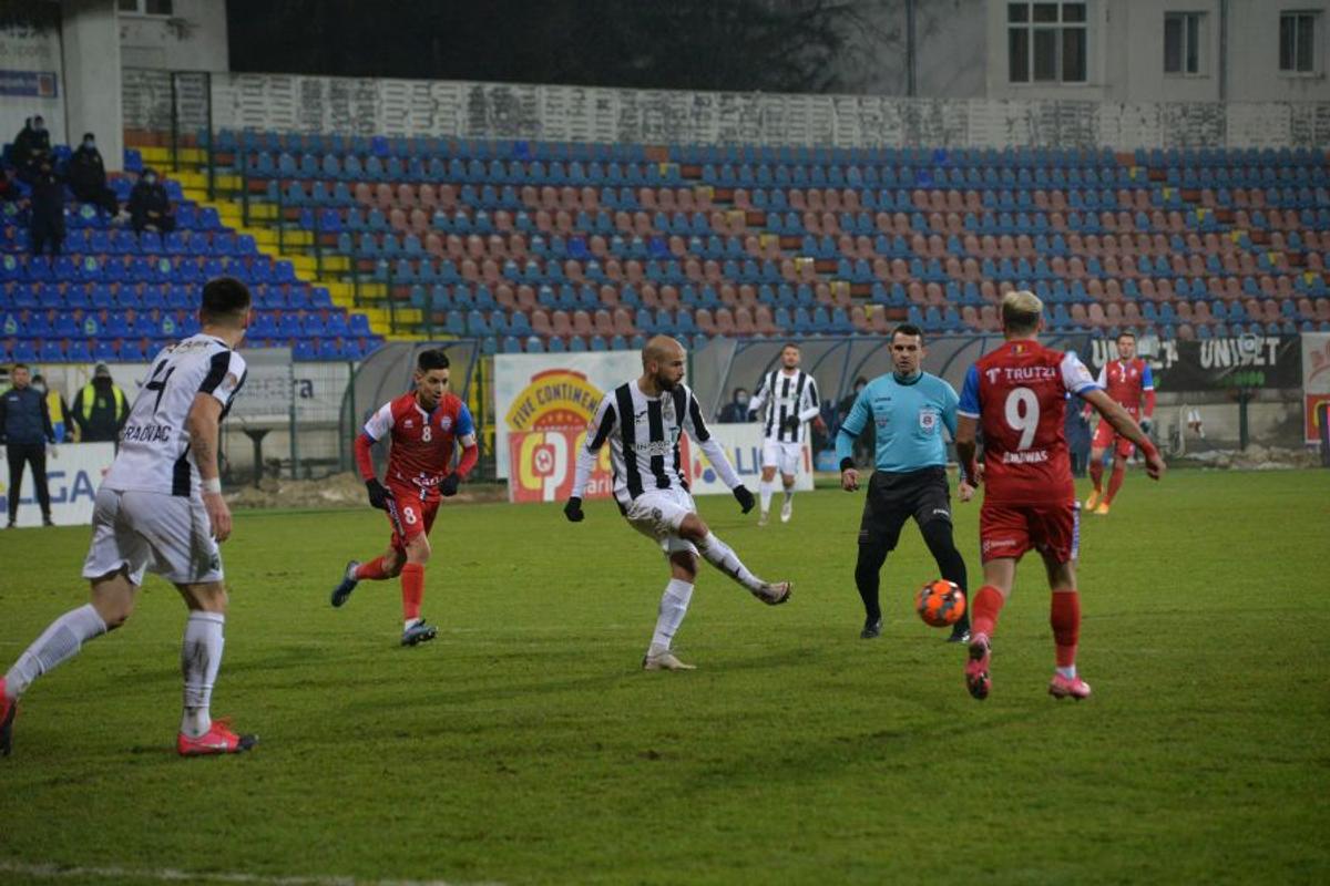 FOTO Ce nu s-a văzut la TV » Moment stânjenitor, la debut, cu noua vedetă de la FC Botoșani, sirianul adus să vândă tricouri!