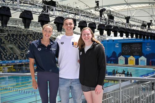 David Popovici încadrat de Madison Wilson și Lilly King FOTO FINA
