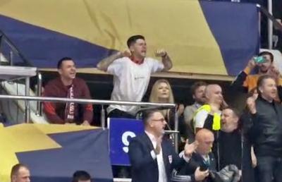 Cristi Săpunaru, dezlănțuit la „Polivalentă” » Imagini spectaculoase cu căpitanul Rapidului: ultras veritabil la duelul handbalistelor cu Gyor