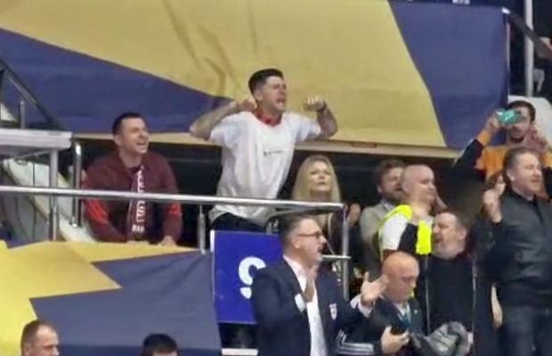 Cristi Săpunaru, dezlănțuit la „Polivalentă” » Imagini spectaculoase cu căpitanul Rapidului: ultras veritabil la duelul handbalistelor cu Gyor