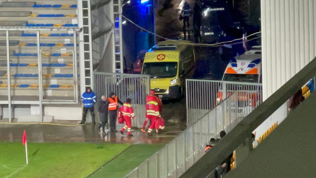 Andrea Compagno și Darius Olaru s-au dat cap în cap la jumătatea terenului, în Chindia - FCSB