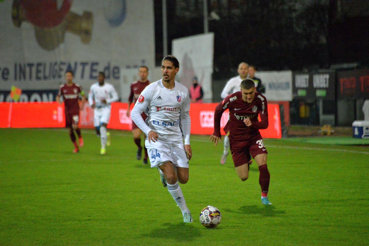 Petrescu acuză arbitrajul! Faza incriminată cu 31 de secunde înainte de egalare: „A fost clar! Trebuia să intervină VAR-ul!”