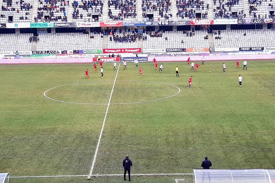 Așa a arătat gazonul la U Cluj - UTA Arad Eugen Neagoe, discurs furibund: „Mă mai face și mincinos. Nu îi e rușine?” » Pe cine a luat în colimator: „Jenant!”